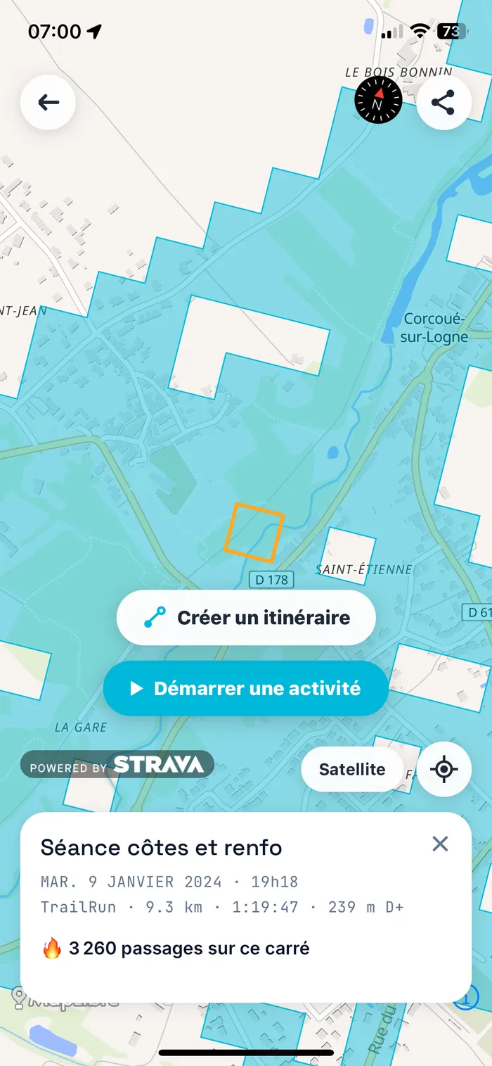 Écran RunQuest : la carte quadrillée — territoire cyan dense, carré sélectionné et ses 3 260 passages